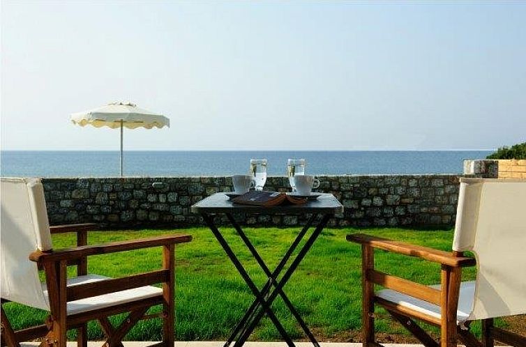 Geniet van de rust op het terras van vakantiehuis Villa Alisahni in Kiotari, met een adembenemend zeezicht.