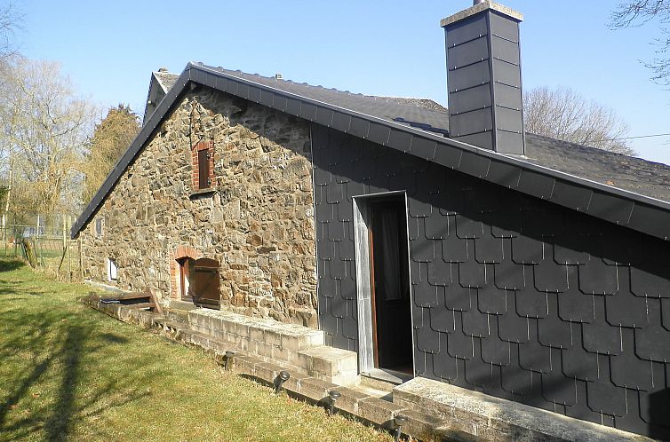 Rustikales Ferienhaus Ma Campagne in Trois-Ponts, Ardennen, Belgien, mit Steinfassade in ruhiger natuerlicher Umgebung.