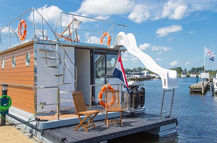 FR060 vacation home in Warns, IJsselmeer with roof terrace and slide, ideal for relaxing stay at the waterfront in the Frisian lakes.