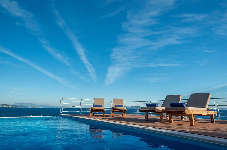 Vakantiehuis Karavi Villa mit privatem Zugang zum Meer
