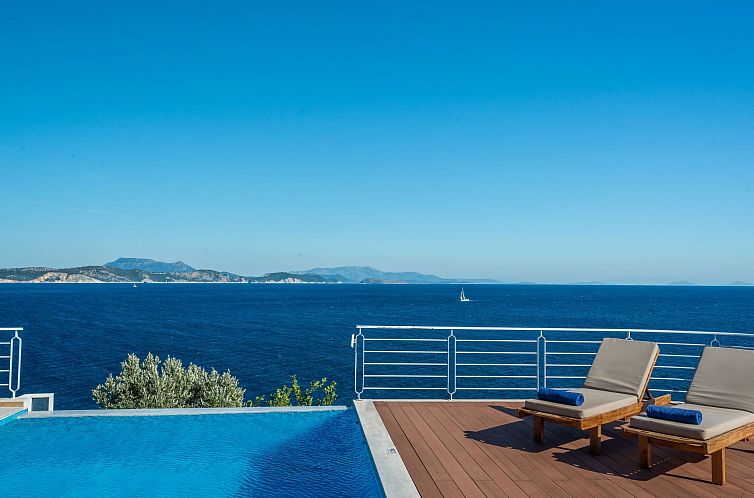 Vakantiehuis Karavi Villa mit privatem Zugang zum Meer