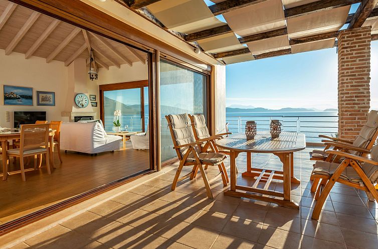 Vakantiehuis Karavi Villa mit privatem Zugang zum Meer