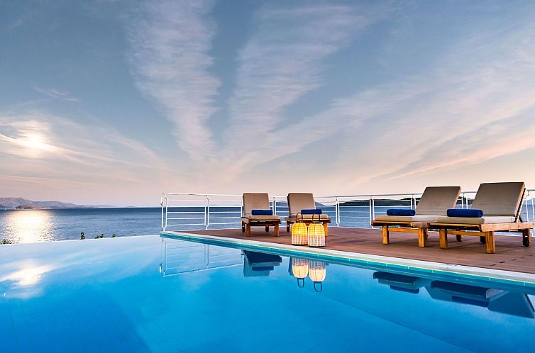 Vakantiehuis Karavi Villa mit privatem Zugang zum Meer