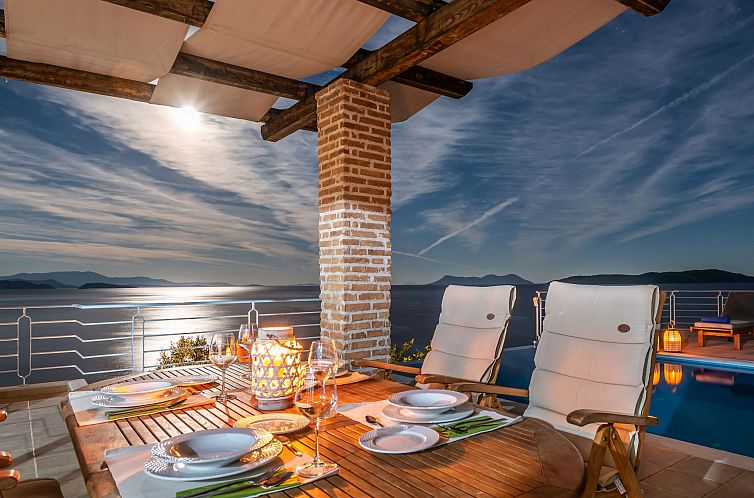 Vakantiehuis Karavi Villa mit privatem Zugang zum Meer