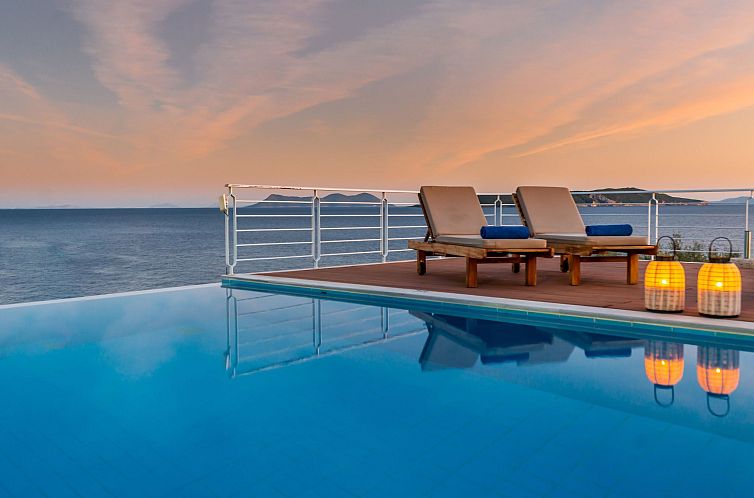 Vakantiehuis Karavi Villa mit privatem Zugang zum Meer