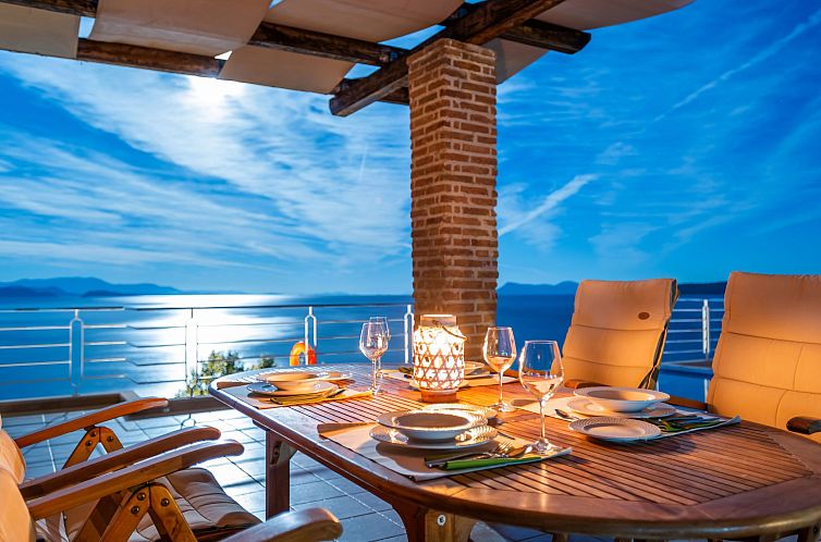 Vakantiehuis Karavi Villa mit privatem Zugang zum Meer