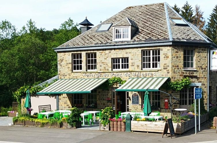 Auberge au pont de Villettes, een charmante bed and breakfast in Bra, Ardennen, Belgie, met een uitnodigend terras en groene omgeving.