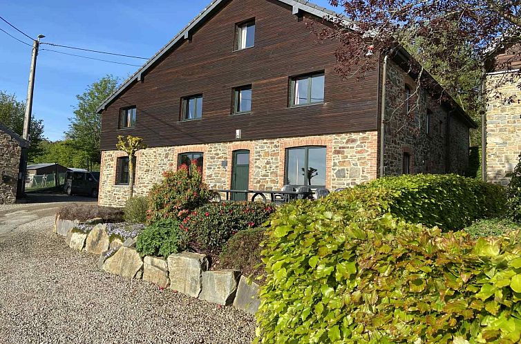 ARD152 Ferienhaus in Stavelot, Ardennen, mit schoener Steinfassade und gruenem Garten.