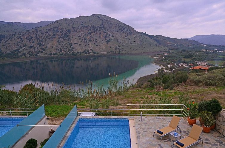 Vakantiehuis Villa mit Seeblick und Pool in der Nähe von Re