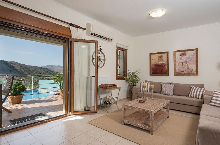 Vakantiehuis Villa mit Seeblick und Pool in der Nähe von Re