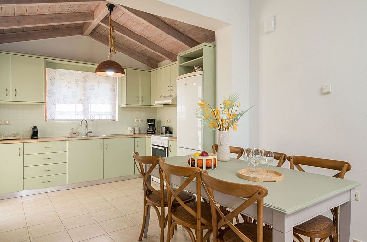 Vakantiehuis Villa mit Seeblick und Pool in der Nähe von Re