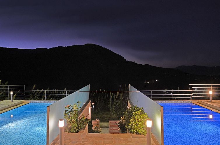 Vakantiehuis Villa mit Seeblick und Pool in der Nähe von Re