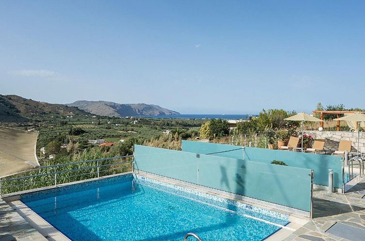 Vakantiehuis Villa mit Seeblick und Pool in der Nähe von Re