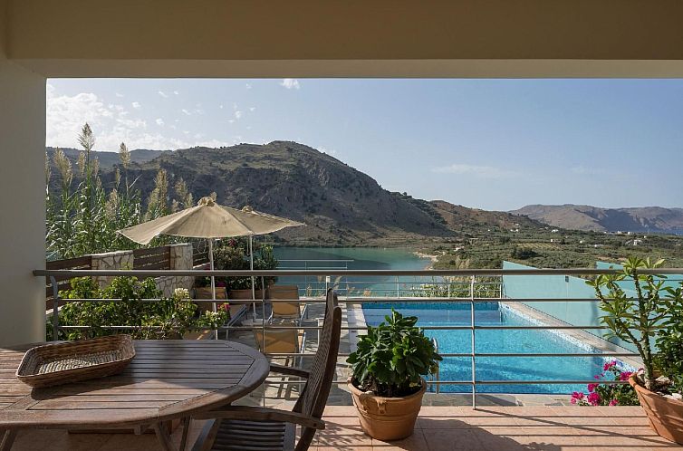 Vakantiehuis Villa mit Seeblick und Pool in der Nähe von Re