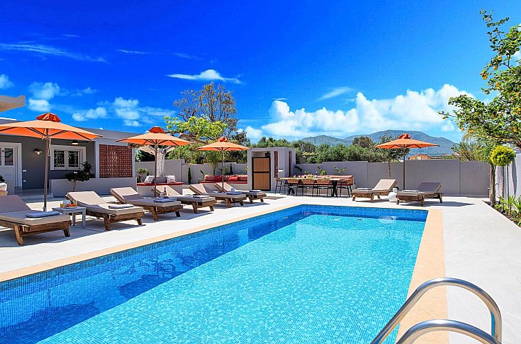 Vakantiehuis mit Privatpool für 24 Personen in Paralia Kour