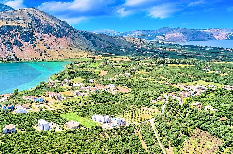 Vakantiehuis in Paralia Kourna mit Grill, Terrasse und Garte