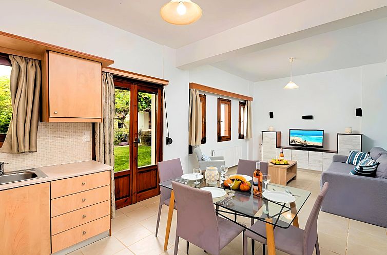 Vakantiehuis in Paralia Kourna mit Grill, Terrasse und Garte