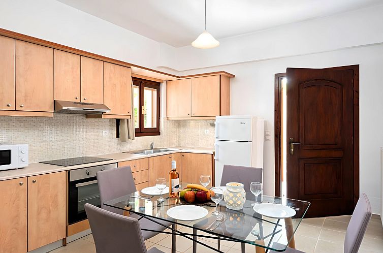 Vakantiehuis in Paralia Kourna mit Grill, Terrasse und Garte