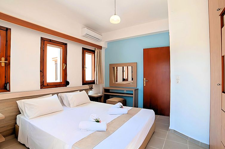 Vakantiehuis in Paralia Kourna mit Grill, Terrasse und Garte
