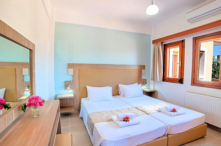 Vakantiehuis in Paralia Kourna mit Grill, Terrasse und Garte