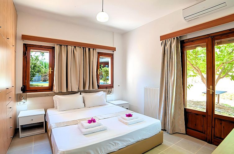 Vakantiehuis in Paralia Kourna mit Grill, Terrasse und Garte