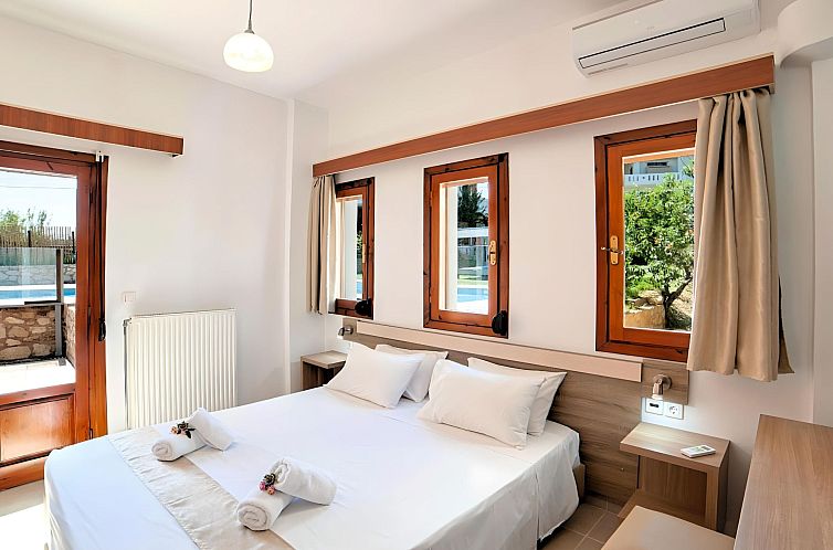 Vakantiehuis in Paralia Kourna mit Grill, Terrasse und Garte