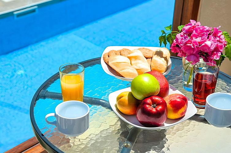 Vakantiehuis in Paralia Kourna mit Grill, Terrasse und Garte