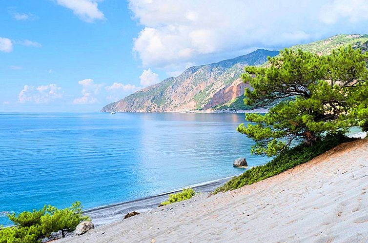 Vakantiehuis in Paralia Kourna mit Grill, Terrasse und Garte