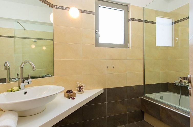 Vakantiehuis Deluxe Villa Ianthos - Whirlpool im Freien, Kin