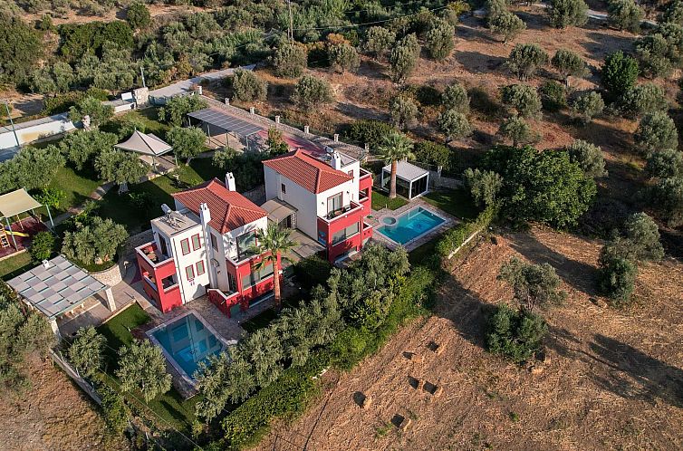 Vakantiehuis Neue Familienvillen mit 2 privaten Pools, Spiel