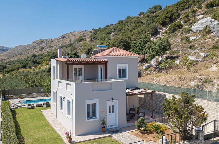 Vakantiehuis Ruhige Villa mit privatem Pool, BBQ und Kinderb