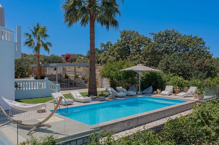 Vakantiehuis Villa mit Infinity-Pool und BBQ, Nähe zum Stra