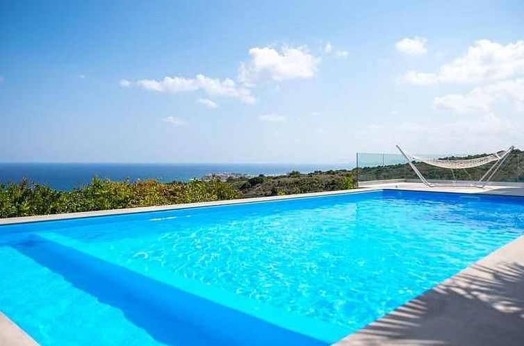 Vakantiehuis Villa mit Infinity-Pool und BBQ, Nähe zum Stra