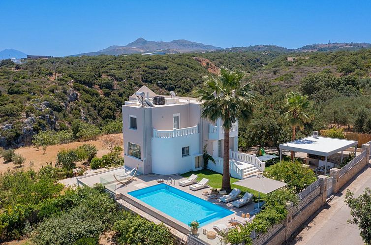 Vakantiehuis Villa mit Infinity-Pool und BBQ, Nähe zum Stra