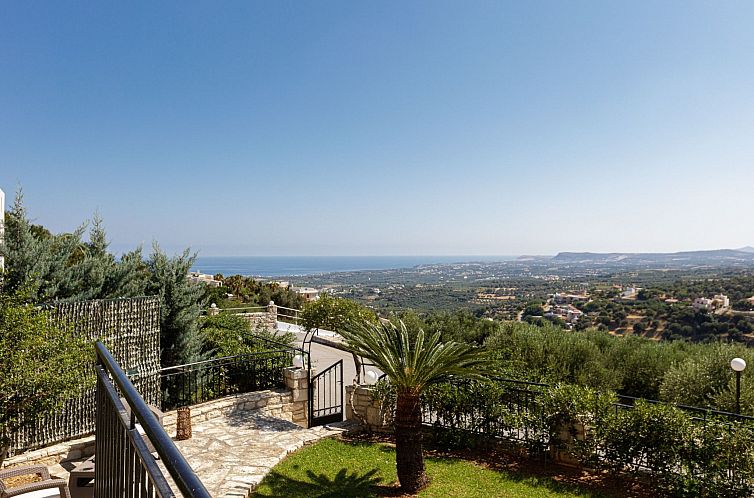 Vakantiehuis Familienvilla mit Pool, Garten, Spielplatz und 
