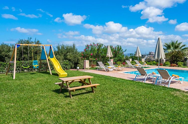 Vakantiehuis Familienvilla mit privatem Pool, Spielplatz und