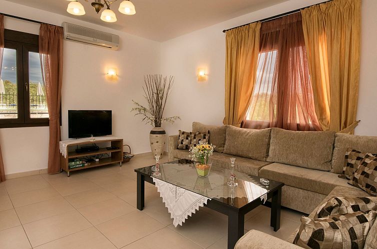 Vakantiehuis Familienvilla mit privatem Pool, Spielplatz und