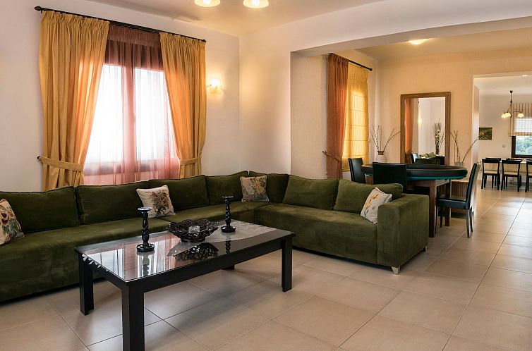 Vakantiehuis Familienvilla mit privatem Pool, Spielplatz und