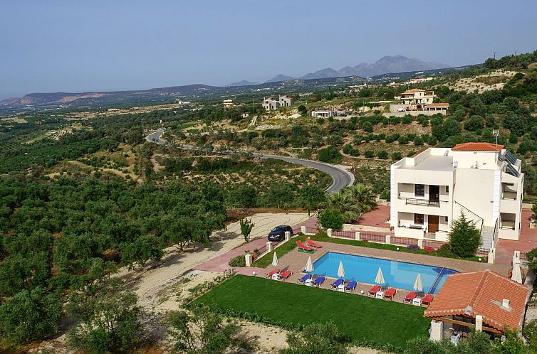 Vakantiehuis Familienvilla mit privatem Pool, Spielplatz und