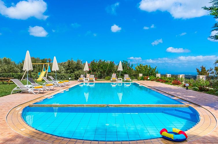 Vakantiehuis Familienvilla mit privatem Pool, Spielplatz und