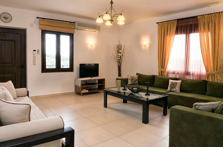 Vakantiehuis Familienvilla mit privatem Pool, Spielplatz und