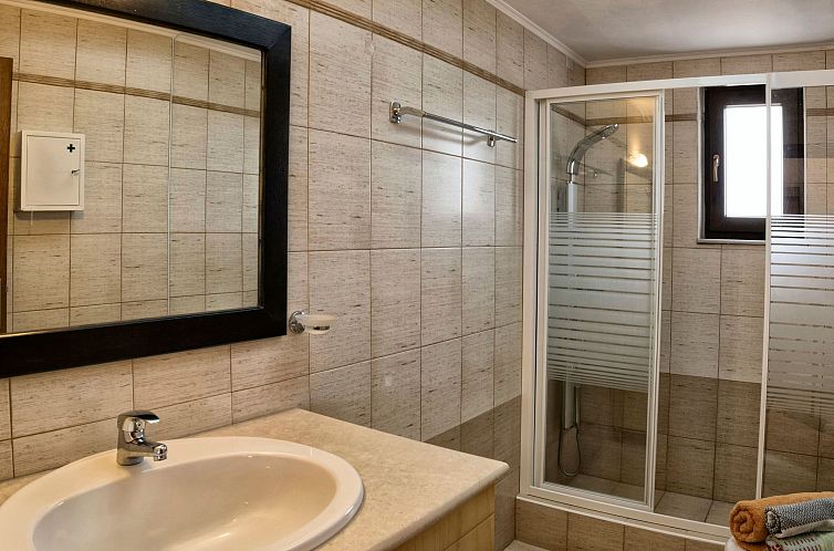 Vakantiehuis Familienvilla mit privatem Pool, Spielplatz und
