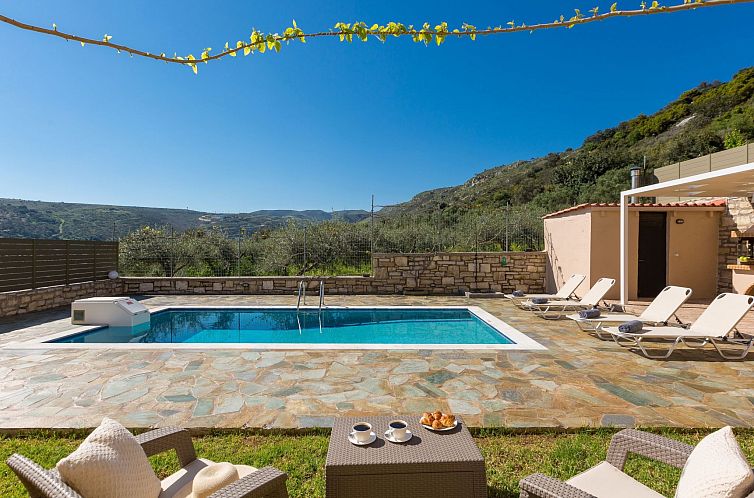 Vakantiehuis Familienvilla mit Pool und Tischtennisplatte