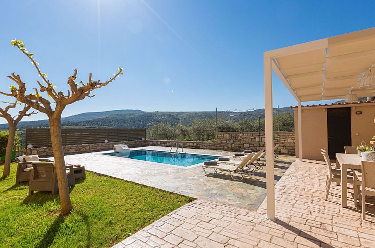 Vakantiehuis Familienvilla mit Pool und Tischtennisplatte