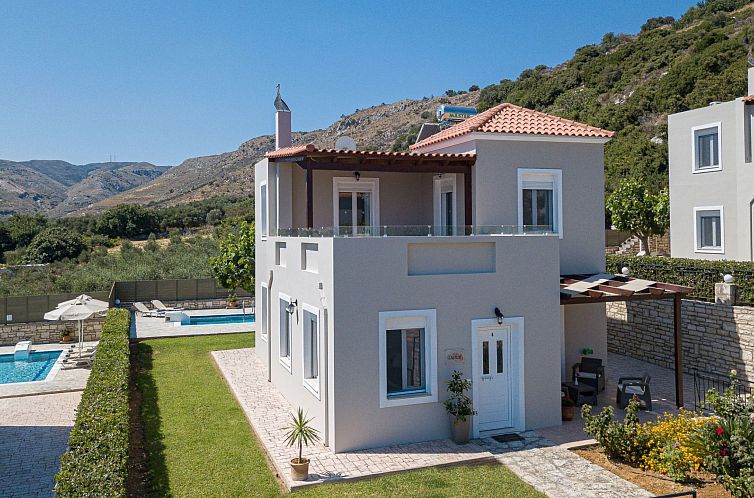 Vakantiehuis Familienvilla mit Pool und Tischtennisplatte