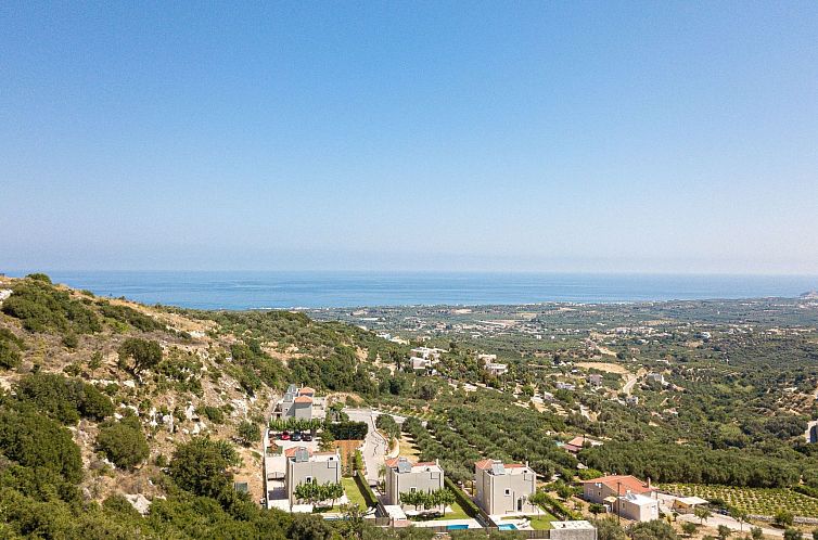 Vakantiehuis Familienvilla mit Pool und Tischtennisplatte