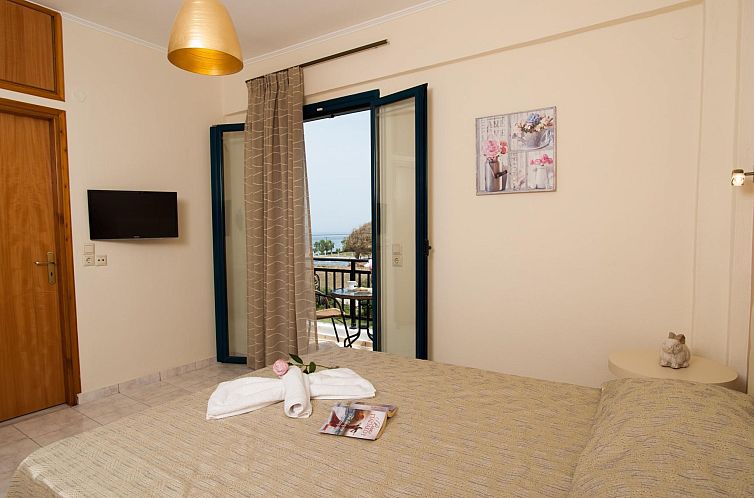 Appartement in Panormos mit kleinem Garten,Pool