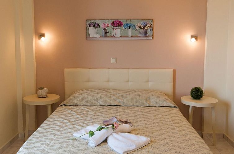 Appartement in Panormos mit kleinem Garten,Pool
