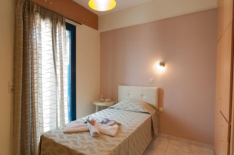 Appartement in Panormos mit kleinem Garten,Pool