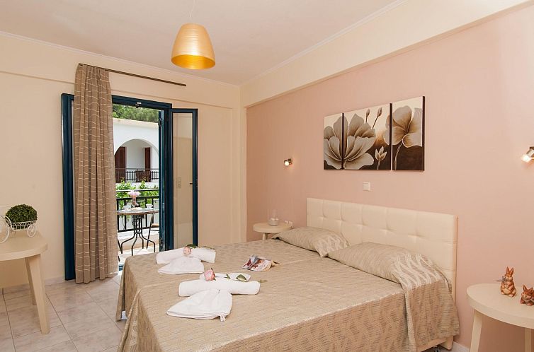 Appartement in Panormos mit kleinem Garten,Pool